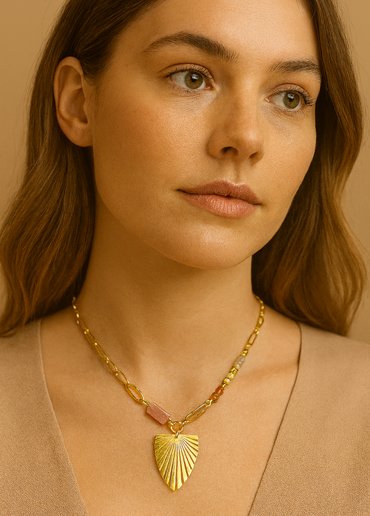 COLAR DOURADO E PEDRAS COM PENDENTE - BASTTA