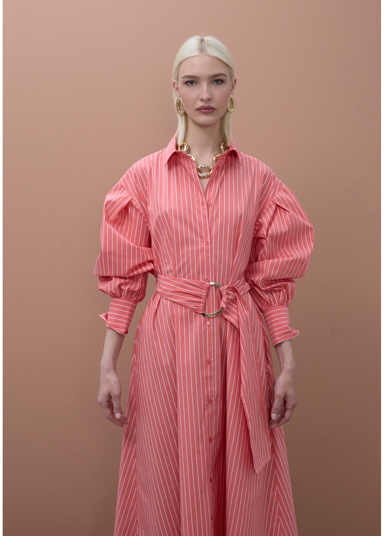 VESTIDO CAMISEIRO DE POPELINA COM RISCAS VERTICAIS E CINTO - LOLA CASADEMUNT