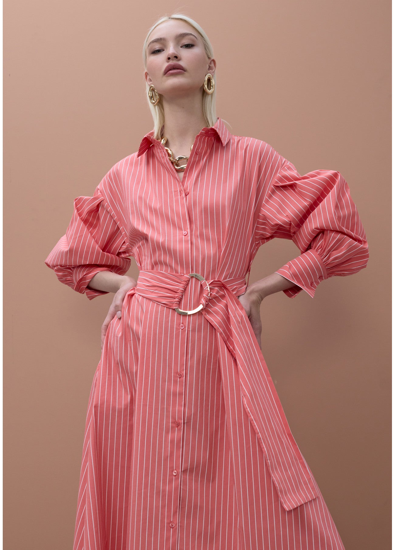 VESTIDO CAMISEIRO DE POPELINA COM RISCAS VERTICAIS E CINTO - LOLA CASADEMUNT